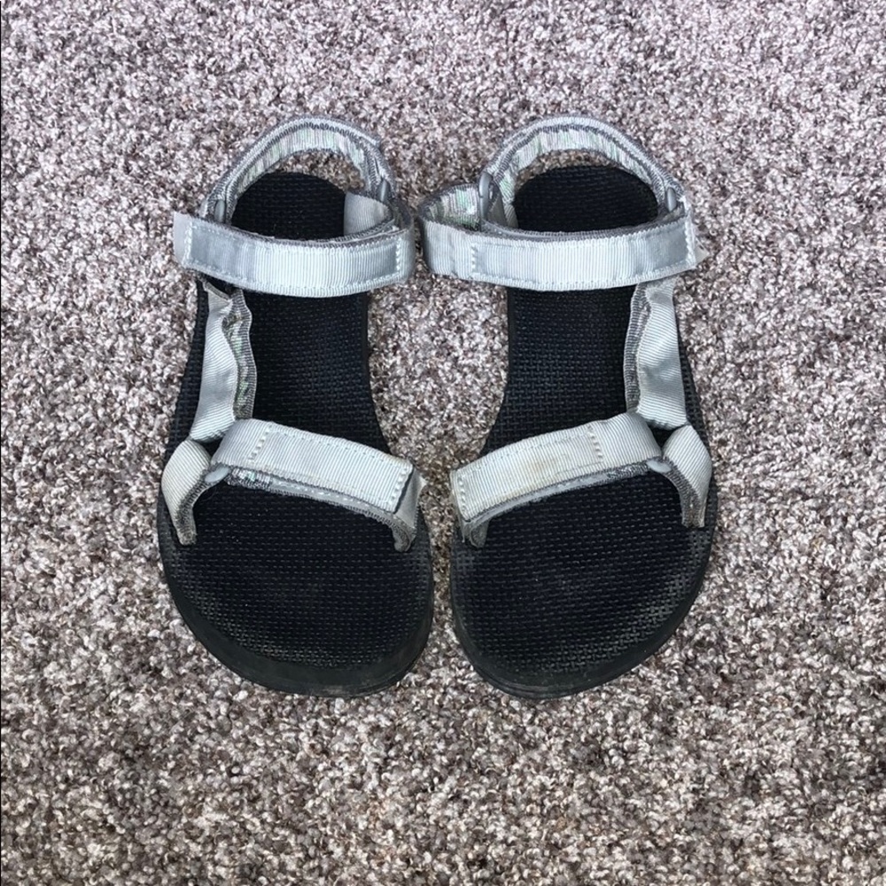 Grey Tevas